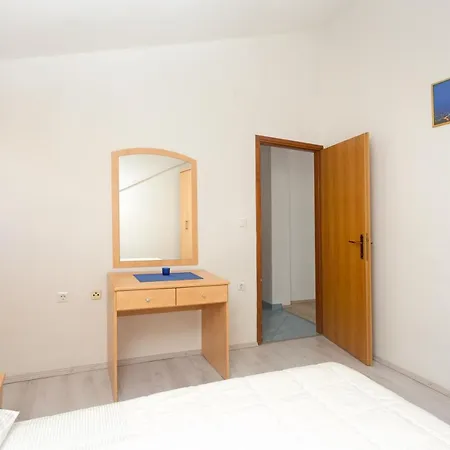 Apartment Dora *