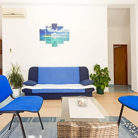 Dora Apartment *