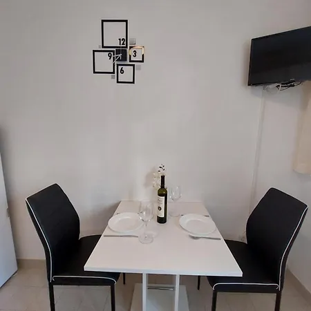 Apartment Dora *