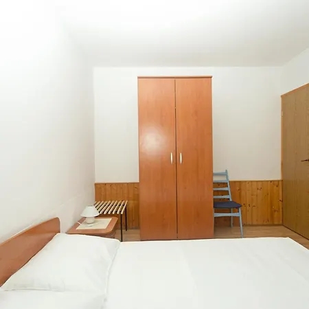 Apartment Dora *