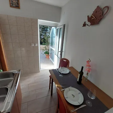 Dora Apartment *