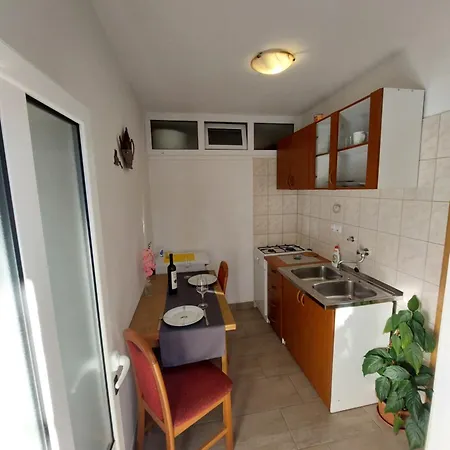 Dora Apartment *
